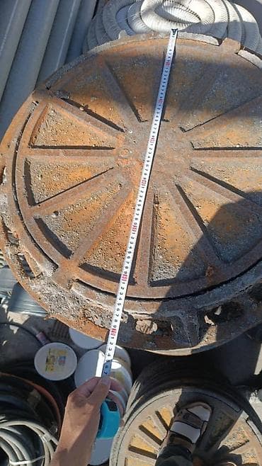 Чугунные канализационные люки с крышками. - Материал: серый чугун. -