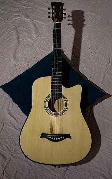 Акустическая гитара с вырезом (cutaway), форма корпуса — дредноут