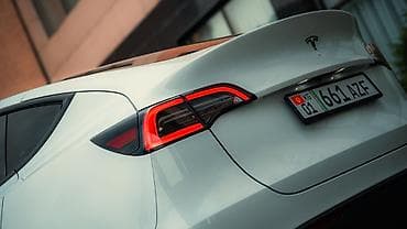 варианты: Tesla Model Y: 2023 г., Автомат, Электромобиль, Кроссовер — 8
