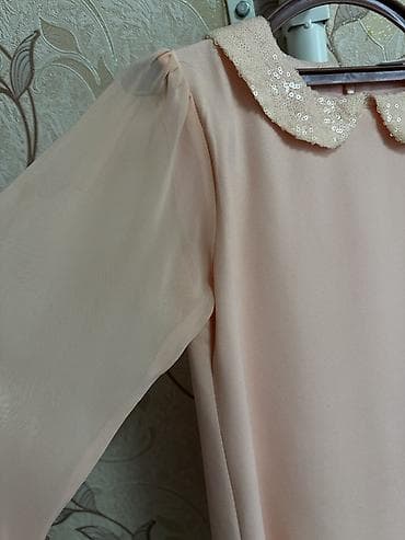 вечерние платья короткие пышные: Платье нежно‑персикового цвета с декором пайетками. - Силуэт: прямое — 5