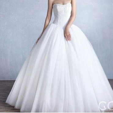 Продается свадебное платье. Одевала один раз . В комплекте подюбник