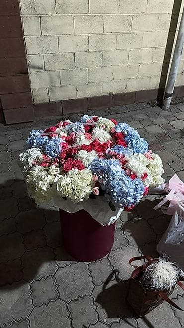 белый гриб: Пышная цветочная композиция в шляпной коробке. - Состав: крупные — 1