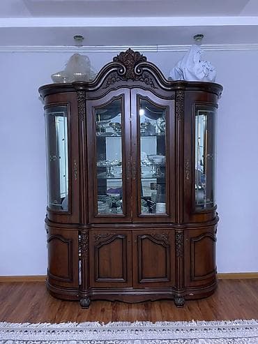 Буфеты: Представляем классическую витрину из темного дерева с резными — 2