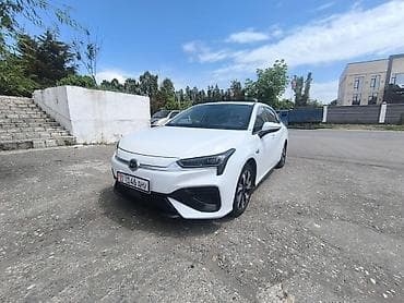 Электромобиль GAC Aion S, белый седан. Ключевые особенности: -
