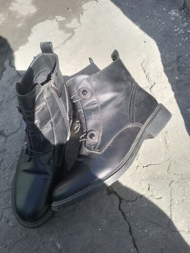 обувь ручной работы: Черные кожаные ботинки-берцы с молнией сбоку и декоративной шнуровкой — 1