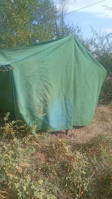 велик на титановых дисках: Палатка/укрытие большого размера из плотной зеленой брезентовой ткани — 3