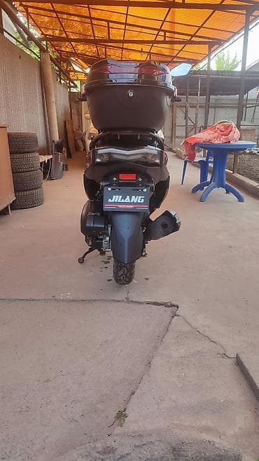 Скутер JILANG (модель на фото) - Кузов: спортивный дизайн, черный