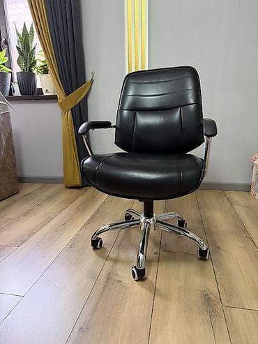Офисные кресла: Офисное кресло, Б/у, С колесиками, цвет - Черный, Экокожа, Самовывоз — 1