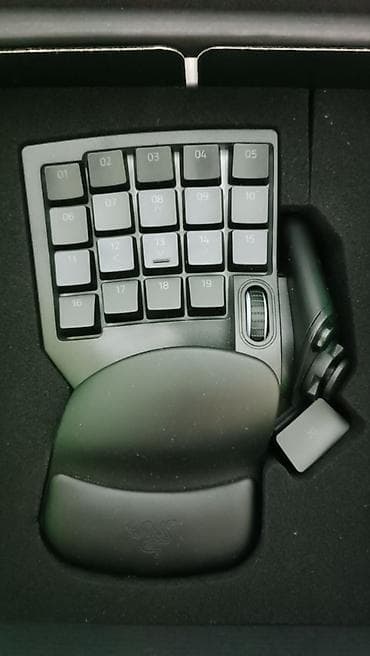 Продаю механическо-мембранный игровой манипулятор RAZER TARTARUS V2 В