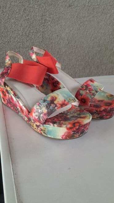 шлепка: Босоножки женскик 39 размер. 2 раза были обуты. 500 сом — 2