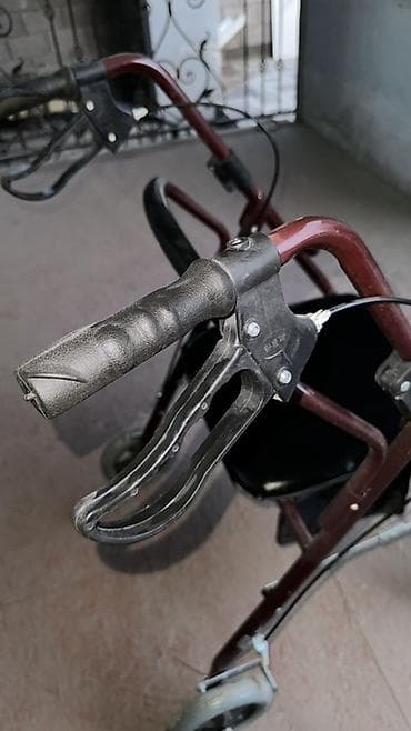 медицинская кровать с электроприводом: Роллатор (ходунки) с сиденьем и ножной подставкой - 4 колеса для — 4