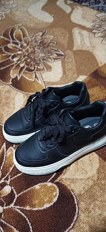 samsung 20: Черные кроссовки с контрастной белой подошвой - Модель: низкие — 1