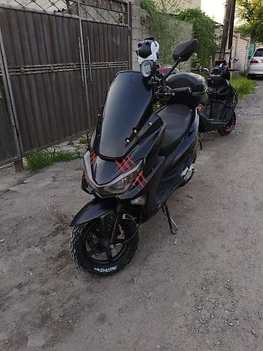 65 style: Скутер городского класса, черный, с тюнингом и полезными аксессуарами — 1