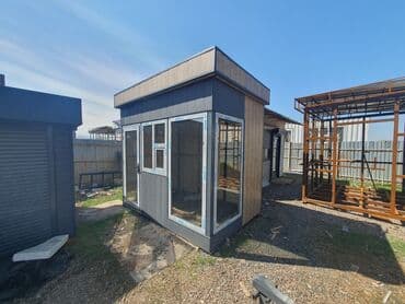 Небольшой павильон прямоугольной формы с отделкой под дерево и серыми