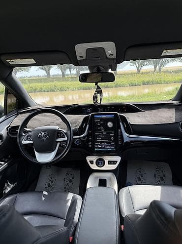 Toyota Prius: 2018 г., 1.8 л, Автомат, Гибрид, Хэтчбэк — 10