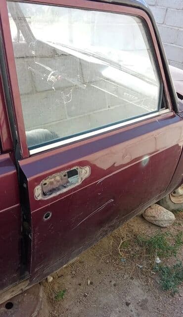 домкрат гидравлический для вытяжки авто: Бордовый универсал "Лада" с характерными чертами модели "Рива" — 2