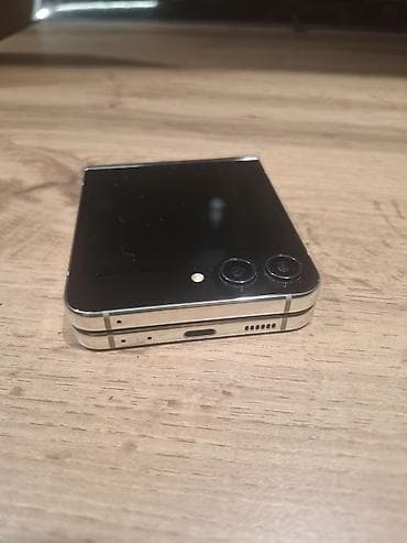 дишовый телефон: Samsung Z Flip, Б/у — 3