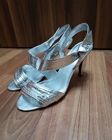 Босоножки, сандалии, шлепанцы: Босоножки серебро 41 р на каблучке с боку бантик . Состояние — 4