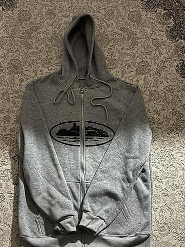 Серая худи на молнии с капюшоном и шнурками. - Прямой крой, длинные at lalafo.kg Серая худи на молнии с капюшоном и шнурками. - Прямой крой, длинные