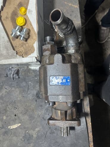 подушка пуфик: Гидромотор Vickers (VHA), шильдик на корпусе: - Part Number: 24571234C — 3