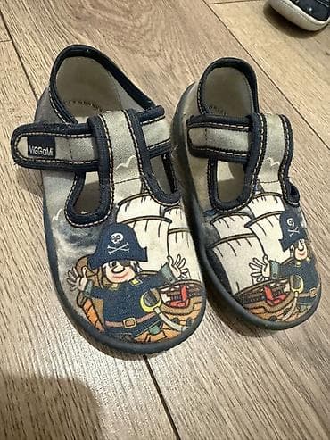 Детская обувь: Продаю польские тапочки Viggami 24 размер (почти новые - 400 сом) — 2