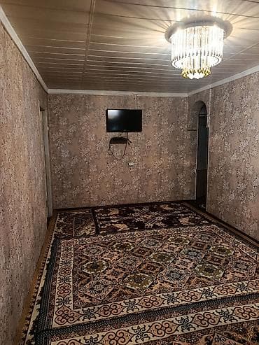Просторная комната с балконом - Длинная прямоугольная комната с окном