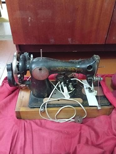 poco 12: Швейная машина с ручным маховиком на деревянном основании. Описание — 1