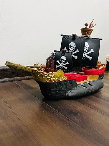 парус: Игровой пиратский корабль с черными парусами и символами «череп и — 1