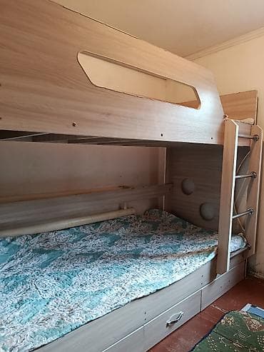 Двухъярусная кровать из ЛДСП в светло-дубовом цвете. Особенности: - — 3
