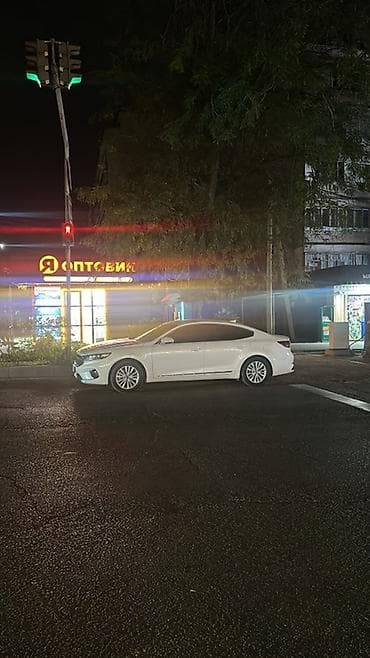 Белый седан бизнес-класса. KIA K7 Рестайлинг 3 объем газ Авто в