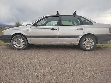 Легковой автомобиль седан, белого цвета, с четырехдверным кузовом. На