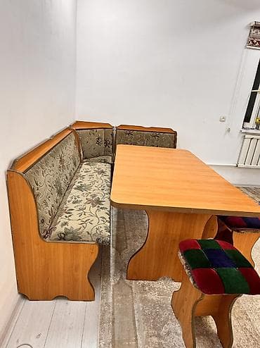 Продается кухонный уголок б/у, состояние нормальное. В комплекте