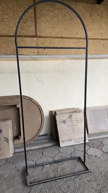 Металлическая вешалка для одежды с арочным верхом, предназначенная для