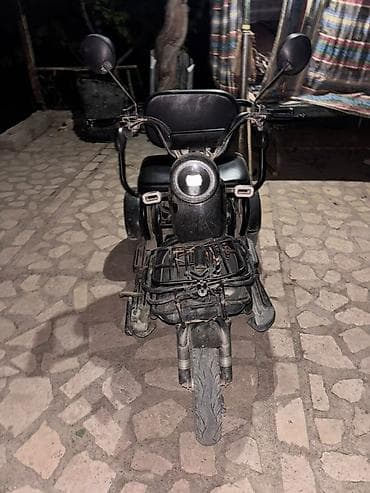 кабина мото: Электрический трехколесный скутер с сиденьем и багажниками - — 2