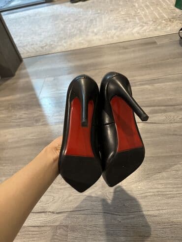 Сапоги: Туфли в идеальном состоянии. 35 размер, на узкую ножку — 3