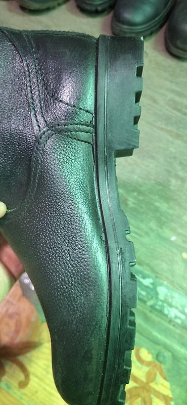 резиновые сапони: Сапоги российсике из плотной чёрной кожи. Характеристики: - Материал — 5