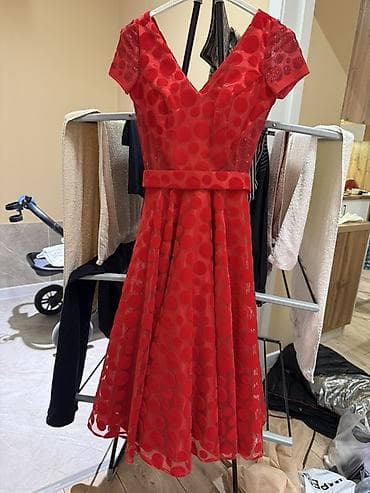 red centr: Яркое красное платье миди с объемными горохами. Размер S. Надевала — 1