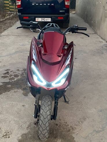 электронные мотоцикл: Скутер макси-класса, красный металлик. Особенности: - Агрессивный — 2