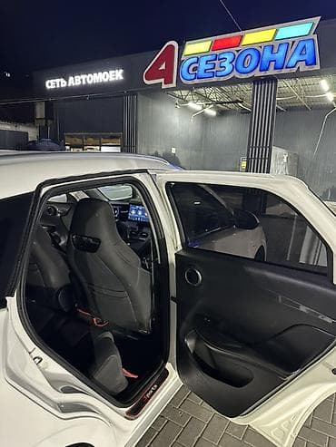 wuling mini ev: BYD E2: 2025 г., Автомат, Электромобиль, Хэтчбэк — 8