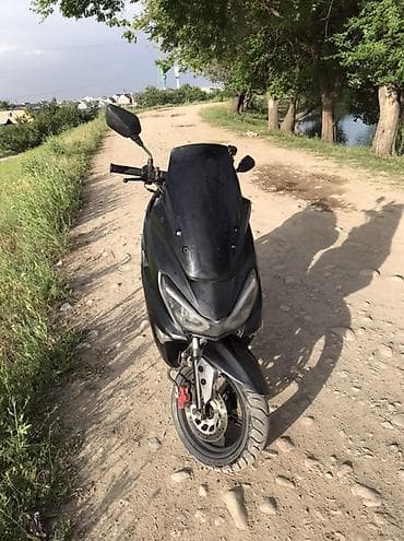 водный мотоцикл: Скутер макси 150 кубовый, чёрного цветабез влажения, состояние — 1