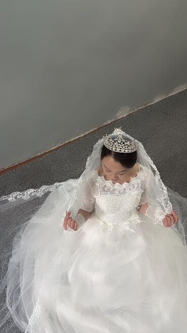свадебные платья больших размеров: Свадебный наряд принцесса: пышное белое платье с длинной диадемой. - — 1