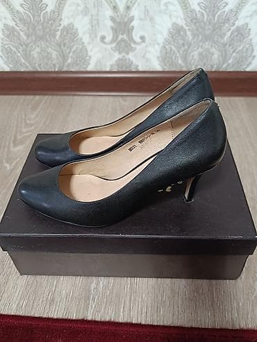 Кроссовки и спортивная обувь: Каждая пара по 600 сом, в отличном состоянии. Туфли женские, 2 пары — 4