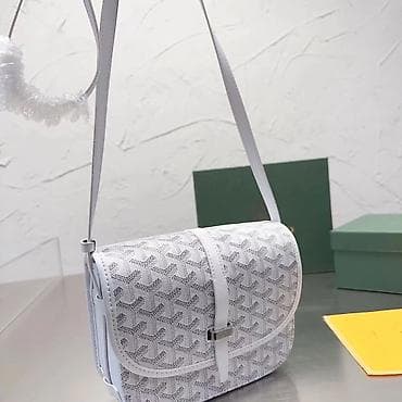 Аксессуарлар: Сумка кросс-боди Goyard Belvedere в белом цвете. Модель унисекс. Она — 2