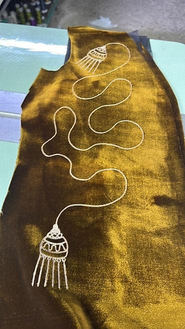 Декоративная вышитая вставка из бархата - Материал: плотный бархат с