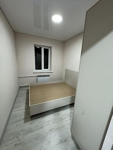 Сдаётся компактная комната с базовой мебелью в светлых тонах. Квартира