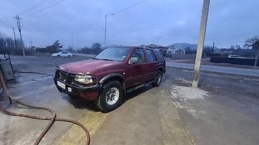 Продаётся внедорожник 5‑дверный в бордовом цвете. Основные