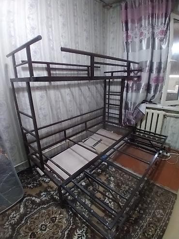 Двухъярусная металлическая кровать с боковыми ограждениями и