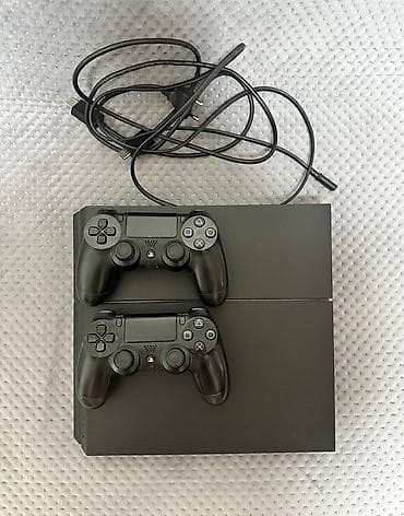 Продаю ps4 работает хорошо в в комплекте 2 джойстика