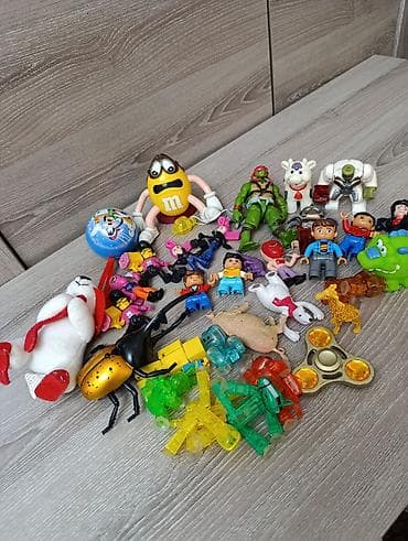 Набор разнотипных фигурок и мини-игрушек за все 250 сом Состав на