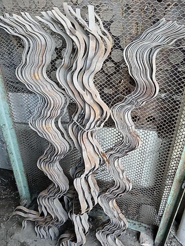 Постельное белье: Волнистая,плоскаяжелезная лента.толщина-1.4мл.,ширина-2.5см.длина-1 — 1